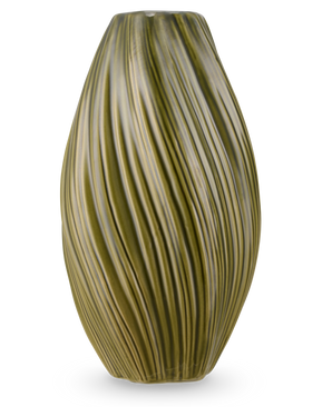 Vasen Soft Dune 26 cm grön är en hög, olivgrön keramikvas med en långsträckt form med vertikala vågiga åsar, vilket skapar en naturlig struktur. Avbildad på vit bakgrund.
