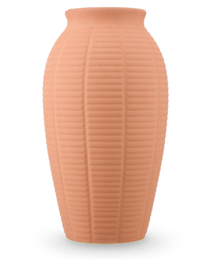 Vasen Wild Petal 26 cm terra är en hög, persikofärgad keramikvas med en vertikalt räfflad struktur och en lätt utsvängd kant.