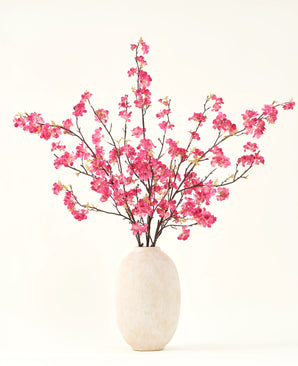 Silk konstgjorda blombuketten Cherry blossom fuchsia 150 cm har livfulla fuchsia körsbärsblomma stjälkar med gröna blad i en enkel vit vas, som kommer att komplettera alla interiörer mot en ljus bakgrund.