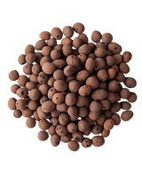 En lös hög med Hydro Granules 10 liters påse, runda bruna lergranulat som används som odlingsmedium i hydroponik och akvaponiskt trädgårdsarbete, visad på en vit bakgrund.