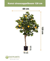 Det konstgjorda apelsinträdet 120 cm har gröna blad och orange frukter, är i en liten svart kruka (13x15 cm), är 60 cm brett och kommer med holländsk text och EasyPlants logotyp.