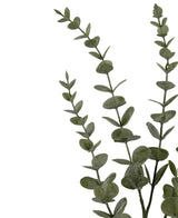 Tre konstgjorda blommor Eucalyptus Yugali stjälkar (71 cm) med runda gröna blad, arrangerade diagonalt på en vit bakgrund.