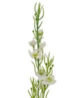 En närbild av konstgräs Hirs Lök gräskruka 65 cm brandskyddande, med gröna stjälkar med fina vita blommor och små knoppar, arrangerade vertikalt mot en vanlig vit bakgrund.