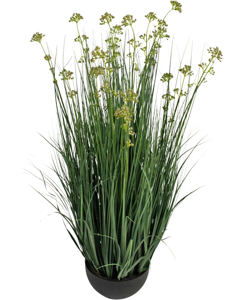 Konstgräs Purjolök Blomma Lök Gräskruka 100cm brandskyddsmedel har långa, smala gröna gräsliknande blad och små gulgröna blomklasar i en rund svart kruka, mot en vit bakgrund.