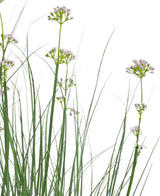 Konstgräs Purjolök Blomma Lök Gräskruka 90 cm brandskyddsmedel har högt, smalt grönt konstgräs och fina vita blommor mot en vanlig vit bakgrund.