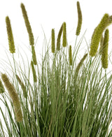 Artificiellt gräs Cattail Onion Grass Pot 150 cm Brandskyddsmedel har högt grönt konstgräs med långa, smala löv och fluffiga, cylindriska fröhuvuden, avbildade mot en vit bakgrund.