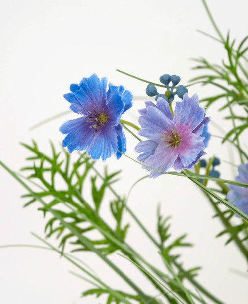 Konstgräs lila Gesang Flower lök gräskruka (56cm, brandskyddande) har känsliga lila blommor med gröna ormbunksliknande blad och små runda knoppar, mot en vanlig vit bakgrund.