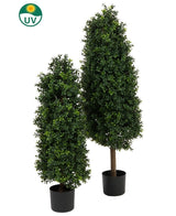 Set med två konstgjorda växter Buxus Pyramid UV 90 cm med täta gröna blad i en svart kruka. UV-skyddsetikett visas, idealisk som dekoration av trädgårdsväxter utomhus. Visas på vit bakgrund.