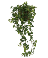 Artificial Ivy Deluxe Green 90cm är en hängande korg med frodiga, gröna murgrönarankor som kaskaderar elegant mot en vit bakgrund.