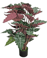 Den konstgjorda växten Alocasia 100 cm grön/röd har stora, mörkgröna blad med framträdande vita ådror och rödlila undersidor, presenterade i en svart kruka.