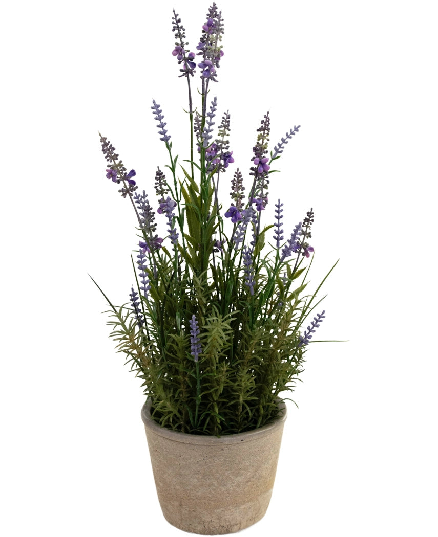 Den konstgjorda lavendeln 51 cm i dekorativ kruka har långa gröna stjälkar och små lila blommor i en ljus kruka, mot en vit bakgrund.