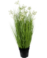 Den konstgjorda gräsrotsblommor Lökgräs 90 cm Brandskyddsmedlet har långa, smala gröna blad och fina vita blomklasar i en kruka, mot en vanlig vit bakgrund.