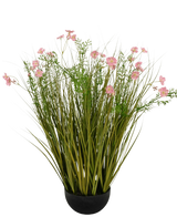 Artificiellt gräs Pink Gesang Flower lök gräskruka är en 90 cm hög, flamskyddad konstgjord växt med långa gröna gräsliknande blad och rosa blommor i en rund svart kruka, avbildad mot en vit bakgrund.