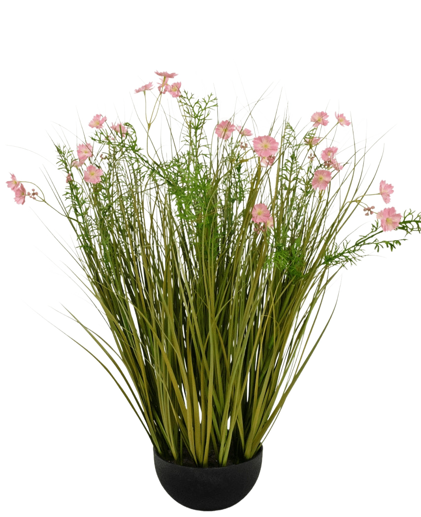 Artificiellt gräs Pink Gesang Flower lök gräskruka är en 90 cm hög, flamskyddad konstgjord växt med långa gröna gräsliknande blad och rosa blommor i en rund svart kruka, avbildad mot en vit bakgrund.