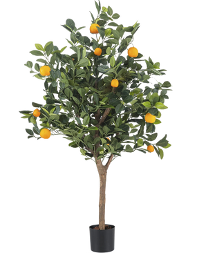 Det konstgjorda apelsinträdet 120 cm har täta gröna blad och levande orange frukter mot en vanlig vit bakgrund.