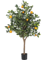 Det konstgjorda apelsinträdet 120 cm har täta gröna blad och levande orange frukter mot en vanlig vit bakgrund.