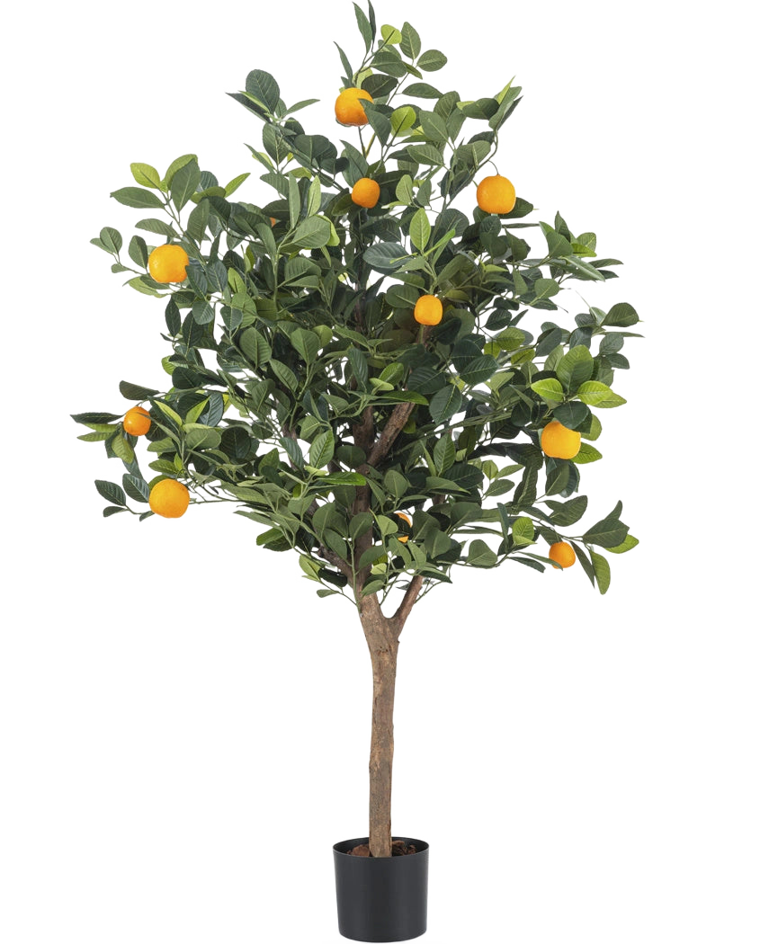 Det konstgjorda apelsinträdet 120 cm har täta gröna blad och levande orange frukter mot en vanlig vit bakgrund.