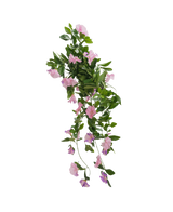 Den konstgjorda hängande växten Petunia 70 cm har gröna blad och lila trumpetformade blommor mot en vanlig vit bakgrund.
