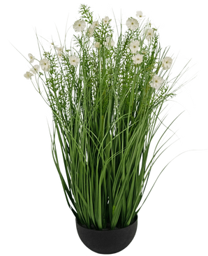 Artificiellt gräs vit Gesang Flower lök gräskruka är en 90 cm brandskyddande konstgjord växt med långa, tunna gröna blad och fina vita blommor i en rund svart kruka, mot en vanlig vit bakgrund.