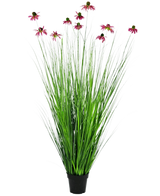 Konstgräsväxten Chrysanthemum 150 cm brandskyddsmedel har långa, tunna gröna gräsliknande blad och långa stjälkar med rosa tusensköna-liknande blommor, presenterade i en kruka mot en vanlig vit bakgrund.