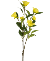 Den konstgjorda blomman Camellia 80 cm gul har en enda stjälk med flera ljusgula konstgjorda kameliablommor och gröna blad, avbildade mot en vanlig vit bakgrund.