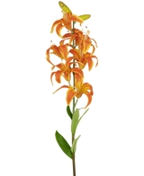 Artificiell blomma Martagon Lily 78 cm orange har en enda stjälk med flera levande orange lilja blommor och gröna blad, mot en vanlig vit bakgrund.