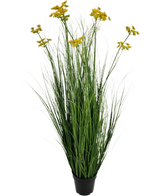 Konstgräsrotsblomma Lökgräskruka 120cm är en brandskyddande konstgjord växt i kruka med långa gröna gräsliknande blad och klasar av små gula blommor, isolerade på en vit bakgrund.