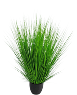 Konstgräsplantan Lök 110 cm brandskyddsmedel har långa, tunna, livfulla gröna blad som ligger tätt intill varandra i en liten svart kruka, mot en vanlig vit bakgrund.
