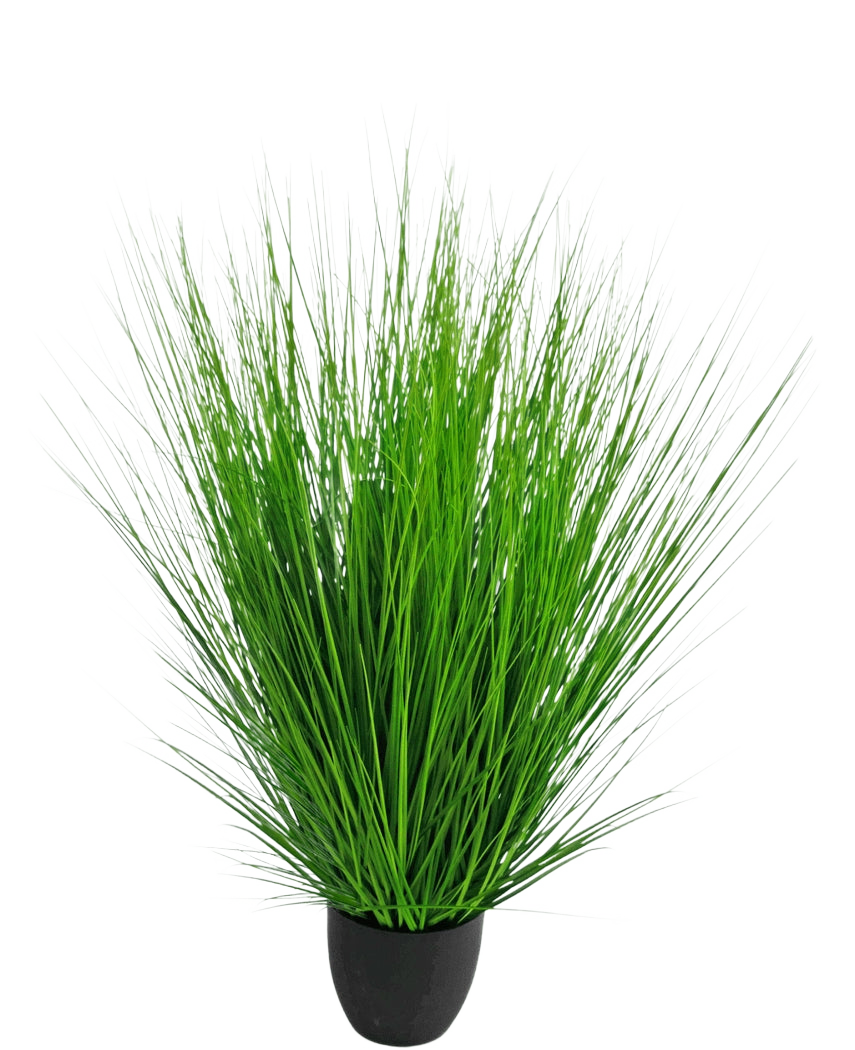 Konstgräsplantan Lök 110 cm brandskyddsmedel har långa, tunna, livfulla gröna blad som ligger tätt intill varandra i en liten svart kruka, mot en vanlig vit bakgrund.