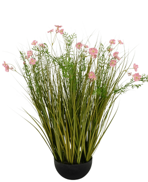 Artificiellt gräs Pink Gesang Flower lök gräskruka är en 90 cm hög, flamskyddad konstgjord växt med långa gröna gräsliknande blad och rosa blommor i en rund svart kruka, avbildad mot en vit bakgrund.