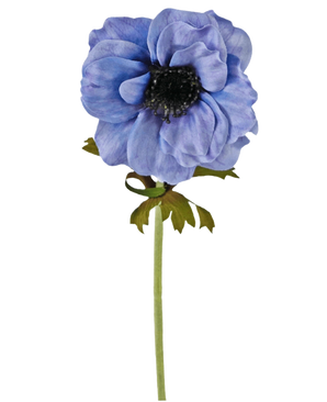 En enda konstgjord blomsteranemon 35 cm blå med volangblå kronblad, ett mörkt hjärta och en grön stjälk med några blad mot vit bakgrund.