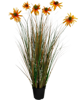 Konstgräs Chrysanthemum Onion Pot 90cm brandskyddsmedel har höga, gröna och bruna gräsliknande blad med sju orange konstgjorda tusenskönablommor i en svart kruka, mot en vit bakgrund.