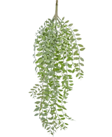 Den konstgjorda hängande växten Pumila/Eucalyptus 76 cm har gröna, smala blad och smala stjälkar som faller ner mot en vanlig vit bakgrund.