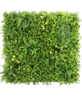 The Artificiell Hedge Daffodil Smile 100x100 cm UV är en fyrkantig vertikal grön vägg med tätt grönt bladverk, ormbunkar och små gula och vita blommor, mot en vit bakgrund sett från ovan.