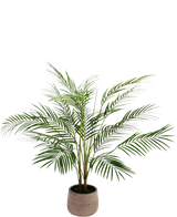 Artificiell palm Chamaedorea 83 cm har långa, smala gröna blad och flera stjälkar i en ljusbrun, strukturerad kruka, mot en vanlig vit bakgrund.