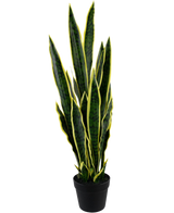 Den konstgjorda växten Sansevieria Laurentii 92 cm i en dekorativ kruka har höga, upprättstående gröna blad med gula kanter, mot en vanlig vit bakgrund.