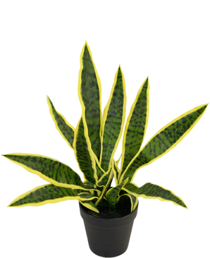 En konstgjord växt Sansevieria Laurentii 44 cm i dekorativ kruka med långa, upprättstående gröna blad, gula kanter och mörka ränder visas mot en vanlig vit bakgrund.