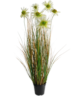 Konstgräs Chrysanthemum Onion Pot 90cm brandskyddsmedel är en konstgjord växt i en kruka med långa gröna och bruna gräsliknande blad, toppad med vita prästkrageblommor med gult hjärta.