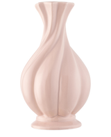 The Vase Little Fairy 26 cm rosa är en blank, ljusrosa keramikvas med en utsvängd kant och skulpterade virvlande räfflor, idealisk för att visa en konstgjord sidenblommabukett. Avbildad mot en vanlig vit bakgrund.