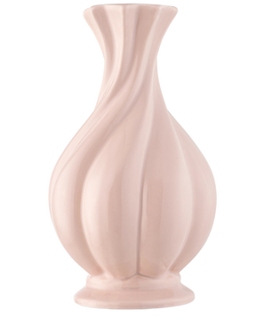 The Vase Little Fairy 26 cm rosa är en glänsande, ljusrosa keramikvas med en utsvängd kant och skulpterade virvlande räfflor, idealisk för att visa en konstgjord sidenblommabukett. Avbildad mot en vanlig vit bakgrund.
