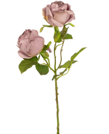 En enkel Artificiell Rose Deluxe 55 cm lila stjälk med två dammiga lila rosor och gröna blad, mot en vanlig vit bakgrund.