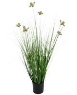 Konstgräsfjärilslökgräskrukan 90cm Brandskyddsmedel har långa, tunna gröna konstgräsblad och gulaktiga blommor på långa stjälkar, presenterade i en kruka mot en vanlig vit bakgrund.