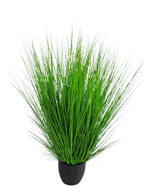 Konstgräsplantan Lök 110 cm brandskyddsmedel har långa, tunna, livfulla gröna blad som ligger tätt intill varandra i en liten svart kruka, mot en vanlig vit bakgrund.