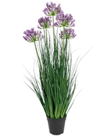 Konstgräs Purple Agapanthus Onion Grass Pot är en 90 cm hög, brandhämmande konstgjord växt med långa gröna blad och klasar av lila blommor, utställd i en vanlig svart kruka mot en vit bakgrund.