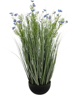 Konstgräslila Gesang Flower lök gräskruka (90cm, brandskyddande) har högt, tunt grönt konstgräs och känsliga ljuslila blommor i en svart kruka, mot en vit bakgrund.