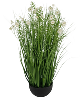 Artificiellt gräs vit Gesang Flower lök gräskruka är en 90 cm brandskyddande konstgjord växt med långa, tunna gröna blad och fina vita blommor i en rund svart kruka, mot en vanlig vit bakgrund.