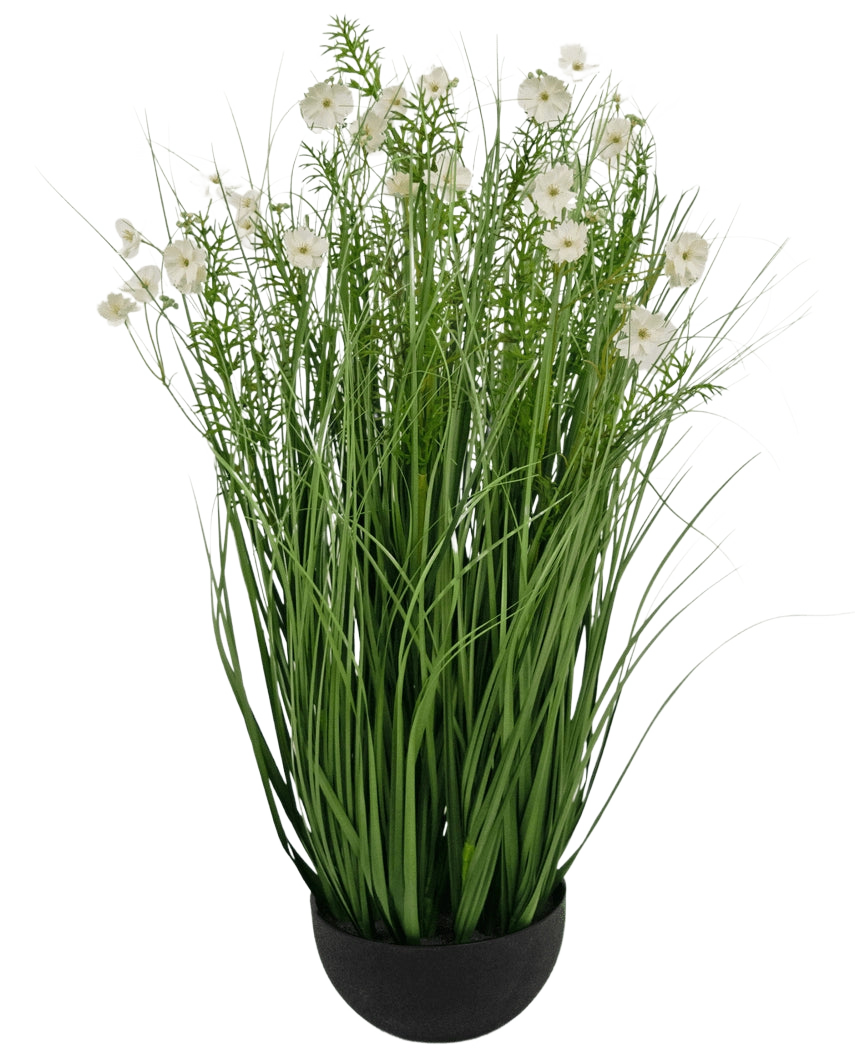Artificiellt gräs vit Gesang Flower lök gräskruka är en 90 cm brandskyddande konstgjord växt med långa, tunna gröna blad och fina vita blommor i en rund svart kruka, mot en vanlig vit bakgrund.