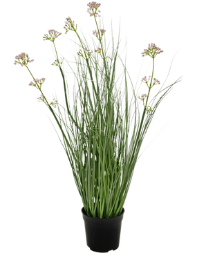 Konstgräs Purjolök Blomma Lök Gräs Bonsai 61 cm brandskyddsmedel har långa, smala gröna blad och långa stjälkar med små klasar av ljuslila blommor, presenterade i en kruka mot en vanlig vit bakgrund.