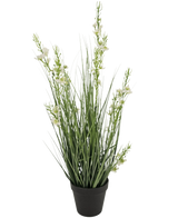 Konstgräs Hirs Lök gräskruka 65cm brandskyddsmedel har höga, smala gröna gräsliknande blad och flera stjälkar med små vita blommor i en svart kruka, mot en vanlig vit bakgrund.