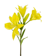 Den konstgjorda asiatiska liljan 66 cm gul har en stjälk med flera blommande gula liljor och oöppnade knoppar, spetsiga kronblad med mörka fläckar i mitten och gröna blad, allt mot en vit bakgrund.